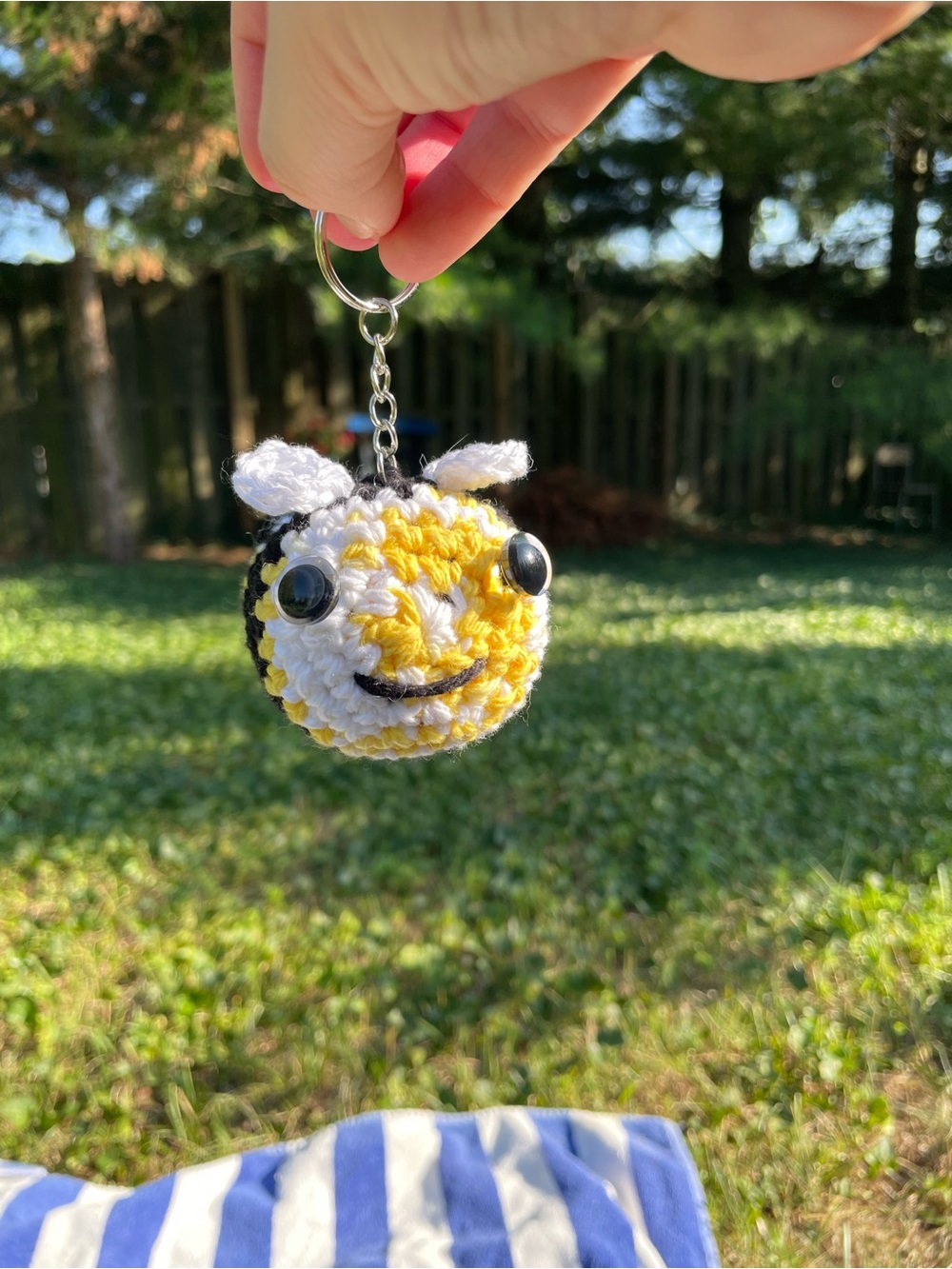 Handmade Crochet mini Bee keychain - Yellow, White & Black - long smile embroidy - Picture 11 of 15